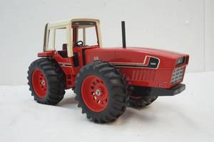lot 181 image: International 3588 tractor