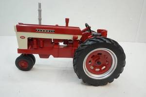 lot 184 image: Farmall 560 tractor