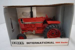 lot 189 image: International 966 tractor