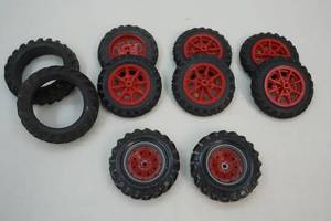 lot 199 image: Toy Tractor parts