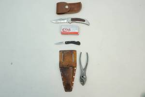 lot 246 image: USA folding knife, pliers