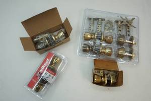lot 298 image: Door knob assemblies