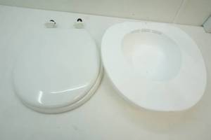lot 334 image: Toilet seat, yunga tart seatz bath