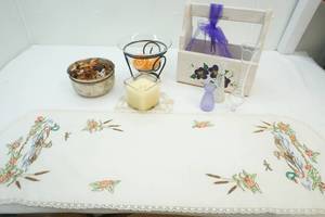 lot 355 image: Home decor