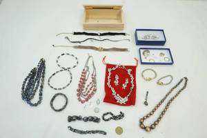 lot 417 image: Jewelry