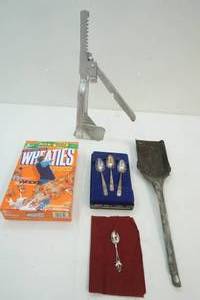 lot 422 image: Collectibles