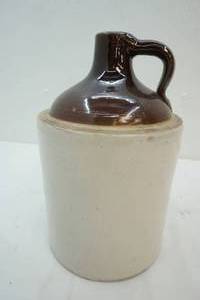 lot 424 image: Shoulder jug
