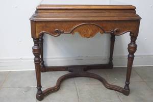 lot 428 image: End table with plexiglass top