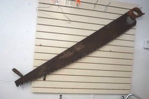 lot 437 image: Vintage 2 man saw