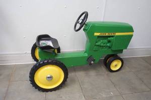 lot 454 image: John Deere pedal tractor