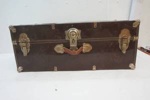 lot 473 image: Traveler trunk