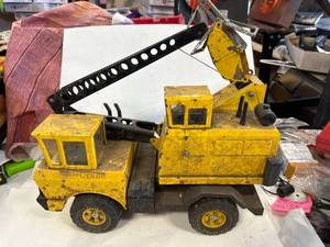 lot 4 image: Vintage Tonka Crane 17 Inches Long