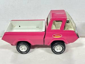 lot 29 image: Tonka Pink Pony Puller Econoline Truck