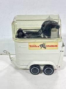lot 32 image: Tonka Stables Horse Trailer with Horses