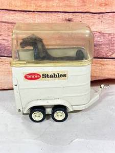 lot 45 image: Tonka Stables Horse Trailer with One Horse