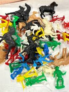 lot 47 image: Vintage Plastic Indians, Horses, Cowboys Lot