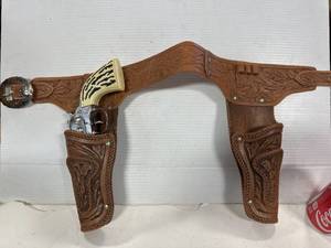 lot 51 image: Toy Cowboy Belt with Revolver