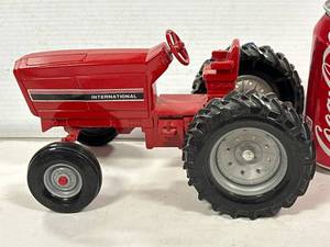 lot 56 image: Ertl STK415 1980 International Tractor 116 116