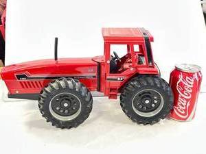 lot 75 image: Vintage Ertl IH 6388 Tractor 116
