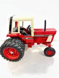 lot 76 image: Ertl IH International Harvester 1586 Tractor 116