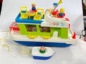 lot 96 image: 1972 Fisher Price Family Houseboat with Boat