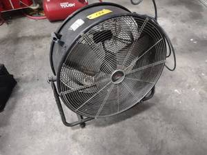 lot 138 image: 24 Floor Fan...