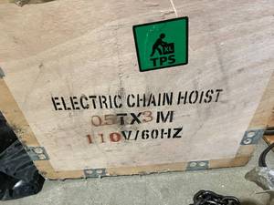 lot 37 image: VEVOR Electric 1,100 lbs Chain Winch Hoist with 10 ft. Wired Remote Control.