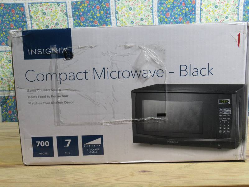 lot 91 image: Insignia - 0.7 Cu. Ft. Compact Microwave - Black