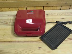 lot 18 image: Cooks Companion 750W Waffle Maker & Panini Press w Plates  Merlot