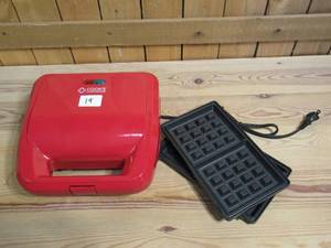 lot 19 image: Cooks Companion 750W Waffle Maker & Panini Press w Plates  Red