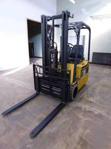 lot 2 image: Cat EP15T 3000lb Electric Forklift