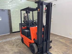 lot 3 image: Toyota 3FGC13 3000lb LPG Forklift