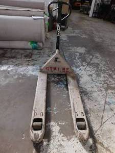 lot 26 image: Crown Pallet Jack