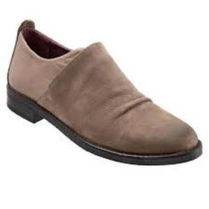 bueno Passion Ankle Bootie  Taupe Size 40