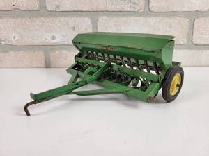 lot 319 image: John Deere TRU-SCALE Grain Drill