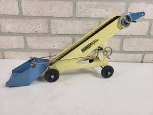 lot 379 image: Vintage Buddy L Scoop-N-Load Sand Conveyor