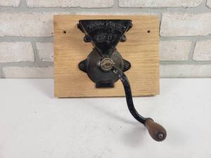 lot 381 image: Antique ARCADE Cast Iron Favorite No. 7 Coffee Grinder