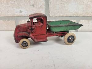 lot 391 image: Antique ARCADE Cast Iron MACK Dump Truck
