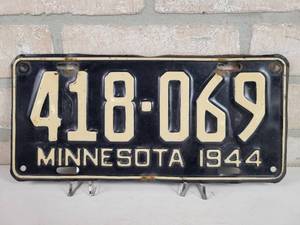 lot 427 image: 1944 Minnesota License Plate