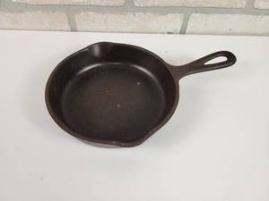 lot 433 image: Antique Wagner Ware # 3 Cast Iron Skillet - Circa 1935 to 1959