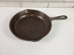 lot 434 image: Wagner Ware # 5 8 Cast Iron Skillet - Circa Post 1959