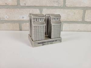 lot 436 image: Farmers Elevator Lake City, MN Desk Letter Holder - Porcelain