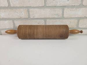 lot 480 image: Vintage Lefse Rolling Pin