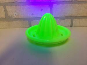 lot 494 image: Vintage Jadeite Juicer - Possibly a McKee