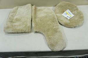 lot 302 image: 3-Piece Bathroom Set -2 Rugs & Lid Cover