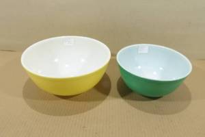 lot 28 image: Pyrex #404 & #403 Bowls -Yellow 4QT, Green 2.5QT