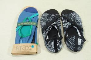 lot 71 image: 2 Pairs Kids Fitkicks -Size XL