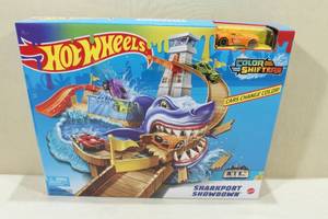 lot 92 image: Hot Wheels Color Shifter Sharkport Showdown