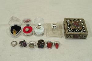 lot 135 image: Assorted Rings and Cases