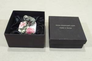 lot 136 image: Moony Porcelain Music Box Paper Weight